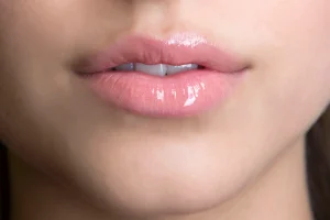 Gloss vs Rouge à Lèvres : Lequel Choisir ?